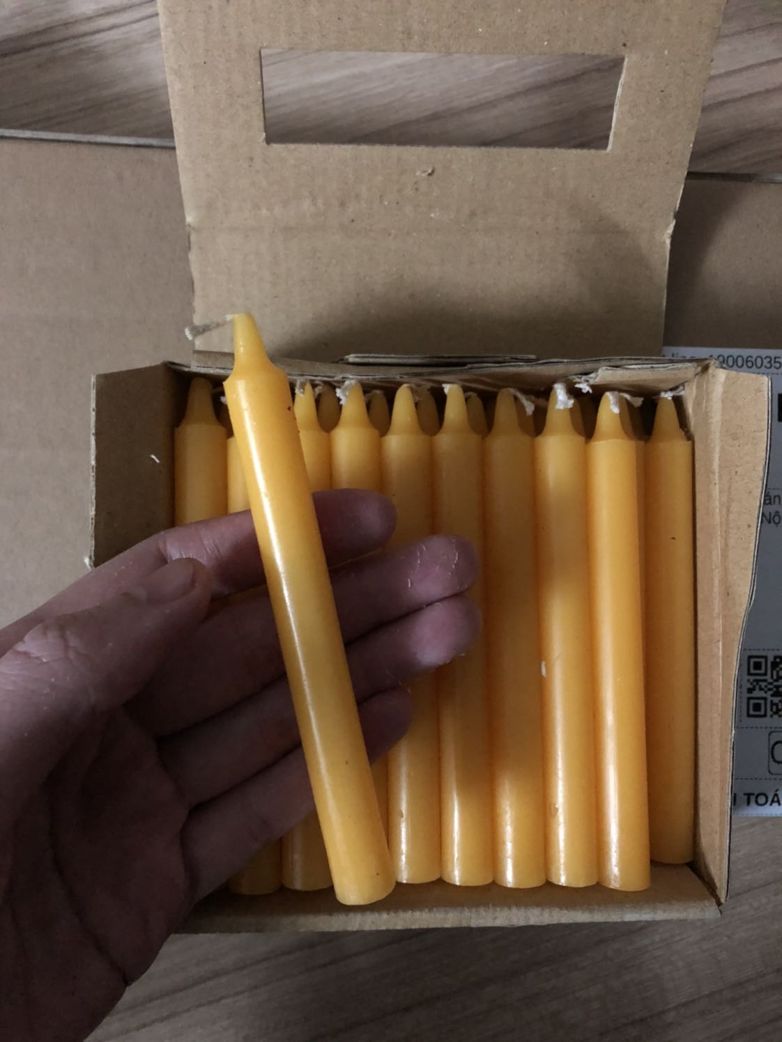 Hộp giấy chắc chắn, màu rất xinh, mùi thơm rất nhẹ thôi, mình mua để thắp bàn thờ ngày rằm, không mua loại nến tròn vì thải ra rất nhiều đế nhôm.