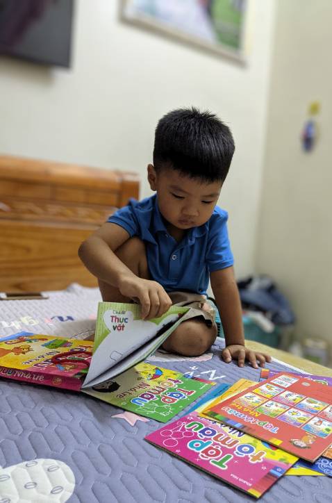 Sách nhiều nội dung hay, phù hợp cho bé tập tô màu và giá ok nhé