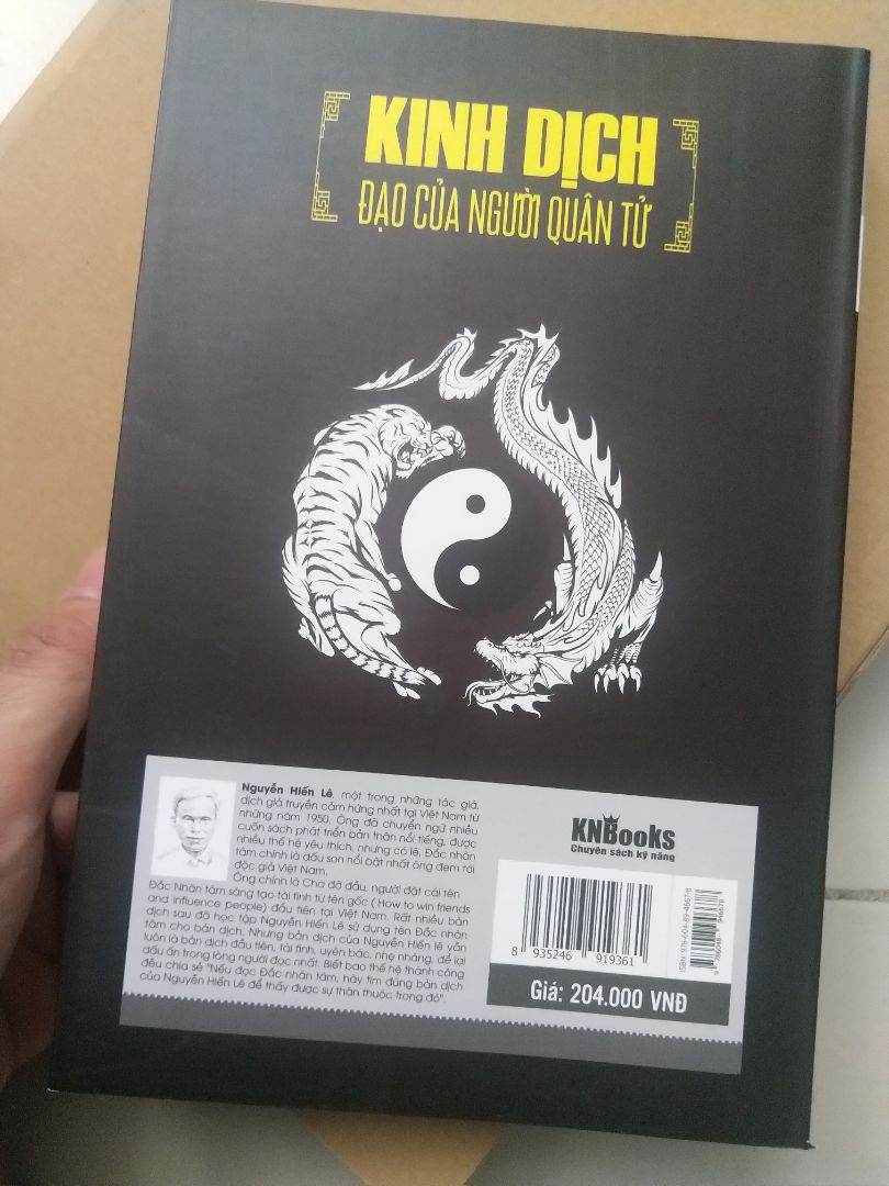 Hộp khá to sách cũng khá to. Nội dung sách của bác Nguyễn Hiến Lê thì hay khỏi phải bàn rồi, về lượng kiến thức và tư duy truy vấn kiến thức từ cái gốc rễ như thế nào đến cách sắp xếp, trình bày các chương, mẹo đọc cho thấm nhuần tư tưởng của sách... Ban đầu, mình chỉ mua sách vì cách dịch quẻ của bác Lê trên mạng, nhưng mua sách về giá trị tri thức mình nhận được thì hơn thế cực nhiều! Về chất lượng in sách thì khá ổn, tuy nhiên còn lỗi đánh máy và hình Lạc thư bị thiếu thành phần, hy vọng lần tái bản sau sẽ khắc phục tốt hơn, tuy nhiên mình nghĩ mua sách vì kiến thức trong đó chứ đâu phải vì ba cái vẻ bề ngoài này đâu, nên tủ sách bạn nên có một quyển nhé !!