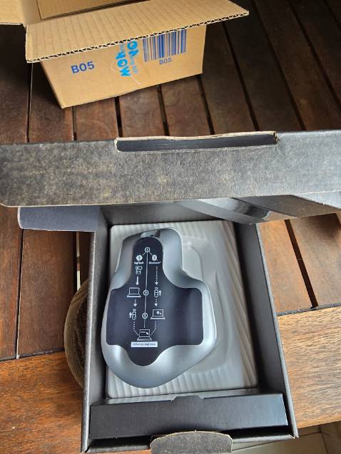 Giao hàng nhanh, tem dán vẫn còn nguyên, kể cả miếng dán dướii chuột. Tuy nhiên, nhìn kỹ 4 miếng cao su tiếp xúc thì có dấu trầy xước và mòn chút chút, không giống chuột zin chưa sử dụng như mình nghĩ