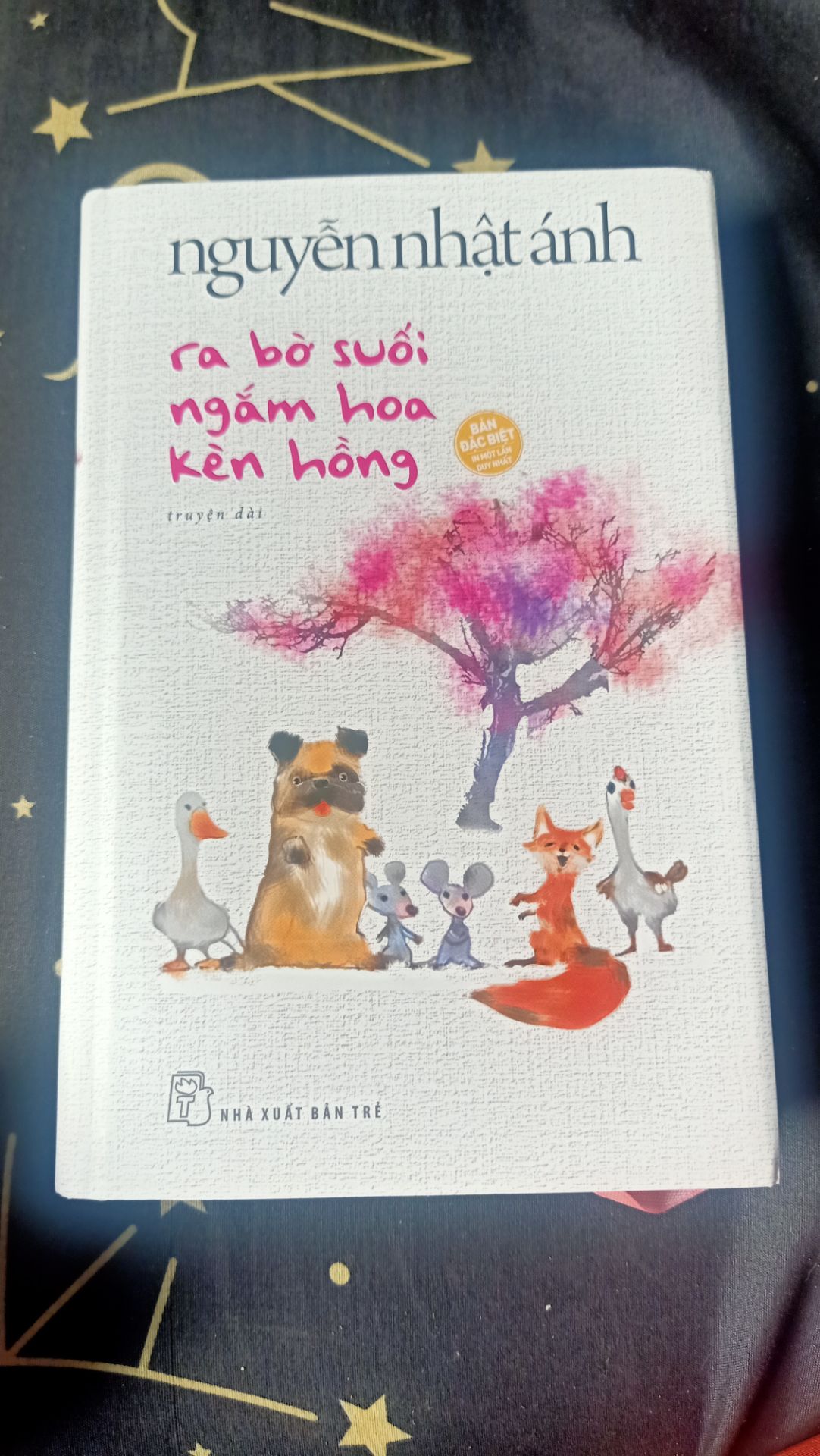 rõ ràng là có yêu cầu bookcare mà không bọc, thất vọng nên đánh giá 1*, mấy khi dùng được mà giờ không bọc, với lại mở bìa ngoài thì thấy bìa trong có vệt rách, gáy nhăn. Bình thường rất thích đặt sách tiki nhưng lần này thật sự tệ hơn bình thường rất nhiều, chất lượng dịch vụ đang đi xuống.