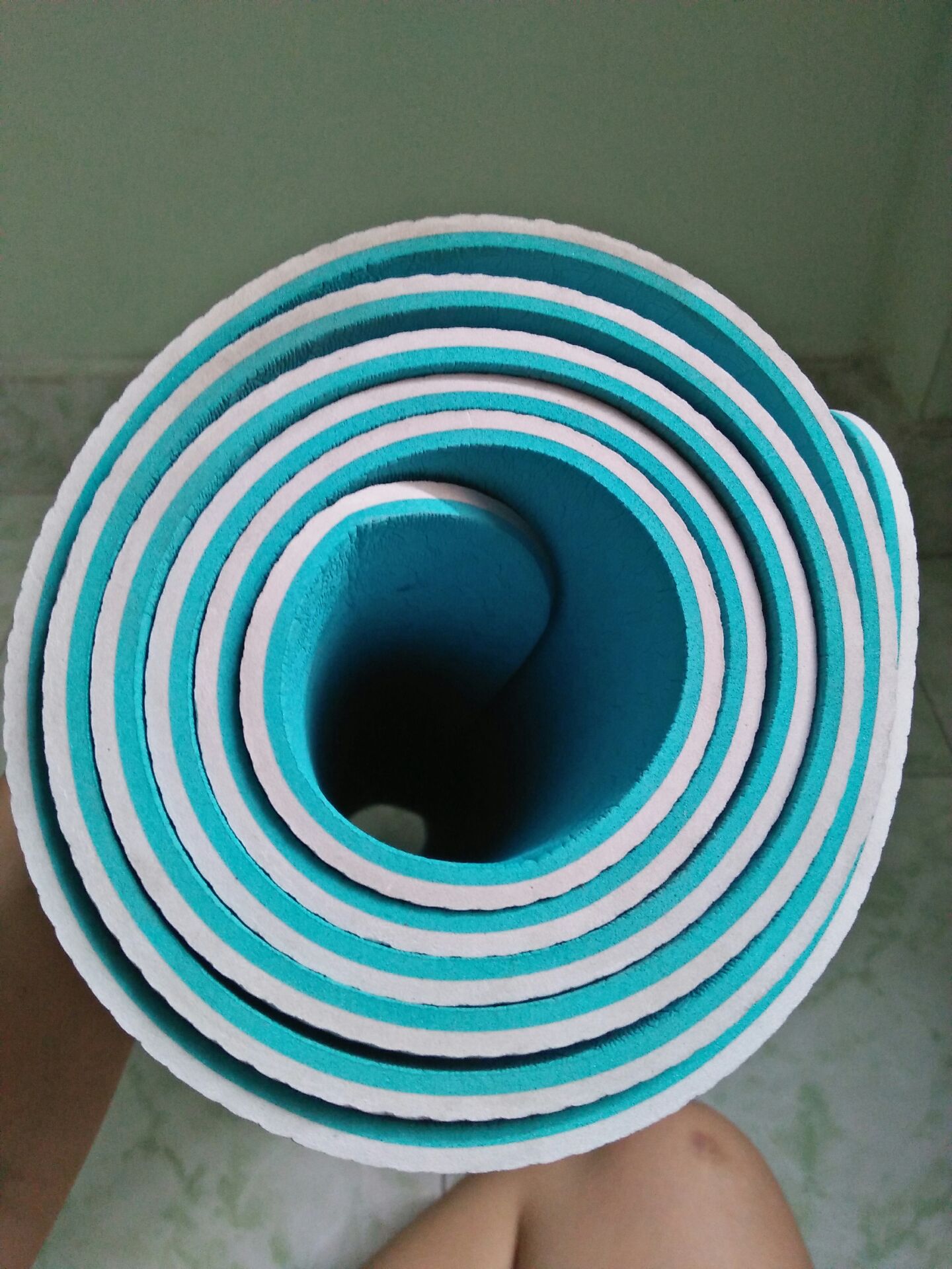 Thảm dày, êm và bám sàn khá tốt. Nhưng cho 1 sao vì giao hàng lâu và đóng gói không cẩn thận khiến thảm bị dơ. Và nhân viên giao hàng không lịch sự. 
Trong mùa dịch này hy vọng TIKI yêu cầu nhân viên của mình đeo khẩu trang khi đi giao hàng ạ.