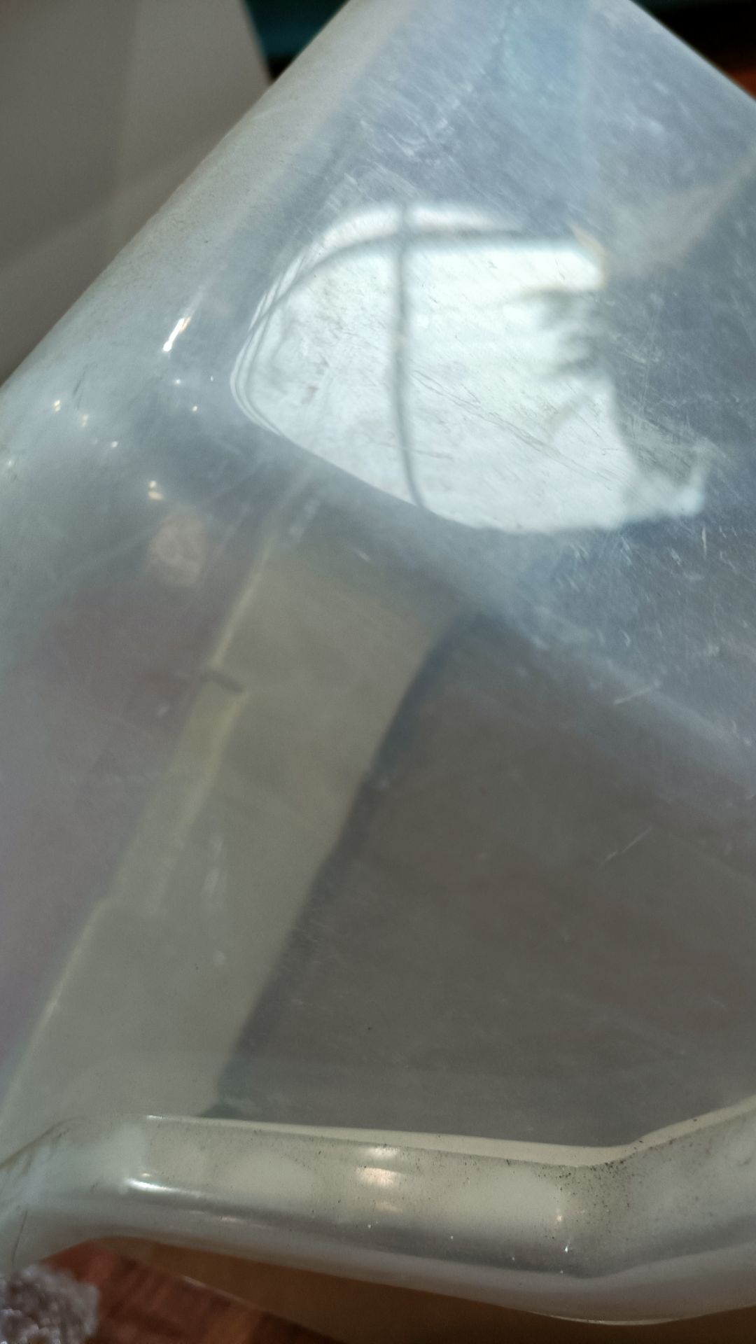 Hàng cũ, bẩn, xước xát nhiều. Không hài lòng.