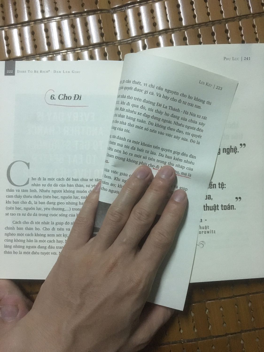 Mình đc a Nguyễn Xuân Nam bên spa giới thiệu quyển sách này. Cảm nhận đầu tiên là sách rất thơm, logo nổi chuẩn sách chỉ firstnew chính hãng mà có điều mình ko hài lòng là khi mình đã đọc được đến nửa quyển sách mới phát hiện ra 2 lỗi to đùng như sau:
Thứ nhất là lỗi phần mục lục bị in lặp lại 2 lần nhìn khó chịu
Thứ hai là sách mất hẳn gần 20 trang sách từ trang 222 đến 241
Mình ko thể hiểu nổi một công ty sách lớn như vậy bao nhiêu năm trong nghành mà sai lầm ngớ ngẩn và ko hề có sự kiểm duyệt khi phát hành như vậy.