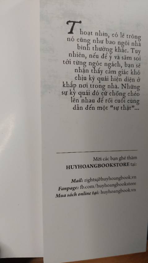 Không thấy án mạng, nạn nhân hay kẻ giết người một cách trực tiếp,  câu chuyện là một chuỗi các suy diễn một chiều về án mạng và các bí ẩn nhiều khi có vẻ phi logic và hoang đường. Ở  khía cạnh khác tất nhiên không thể đòi hỏi nhiều hơn ở tác phẩm này trong việc khắc họa chiều sâu nhân vật, hay truyền tải những thông điệp lên án hiện thực xã hội hay hướng đến các giá trị nhân văn.  
Là người sáng tạo nội dung trên nền tảng youtube nên cách viết và trình bày của tác giả được coi là những sáng tạo hết sức mới mẻ. Không phải là một tiểu thuyết trinh thám kinh dị  truyền thống đây là một tác phẩm với motip khác lạ mang tính giải trí cao dành cho bạn đọc thế hệ mới.