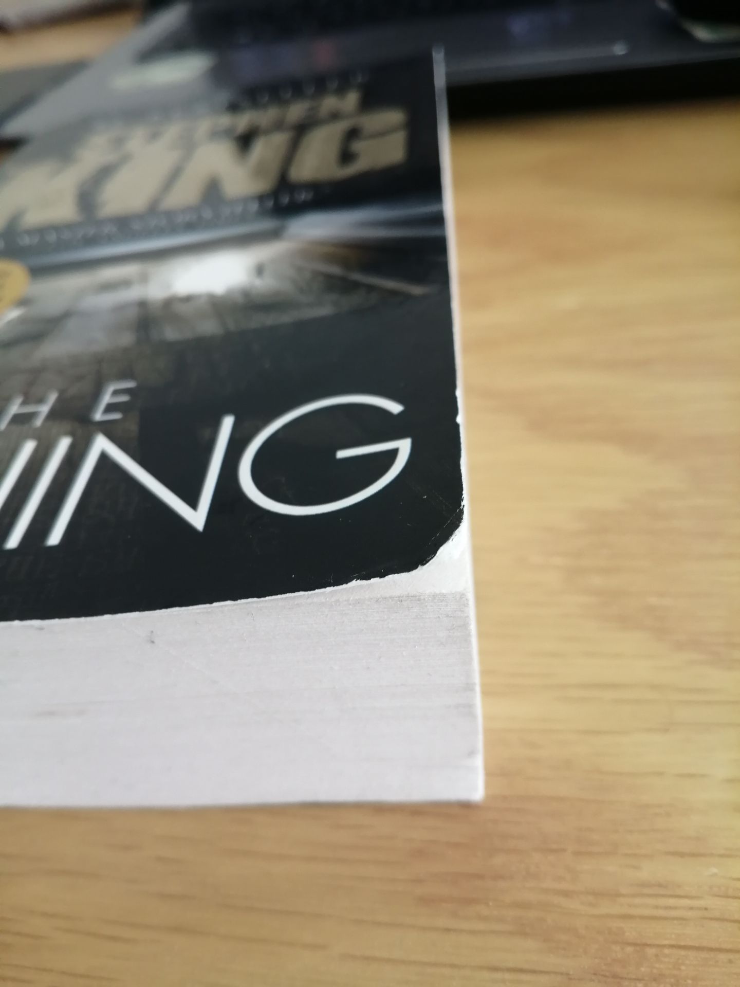 Gói hàng rất kém, sách mua mới mà như sách cũ. Bìa nát hết cả.