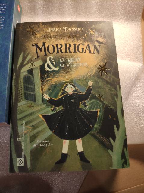 - Truyện hay, siêu cuốn, thiên về kì ảo
- Ship nhanh nè, mình đặt tng Tết mà mùng 5 Tết đã có rồi
- Truyện hơi móp bìa 1 góc nhỏ (hơi buồn - nhg mà ko sao)