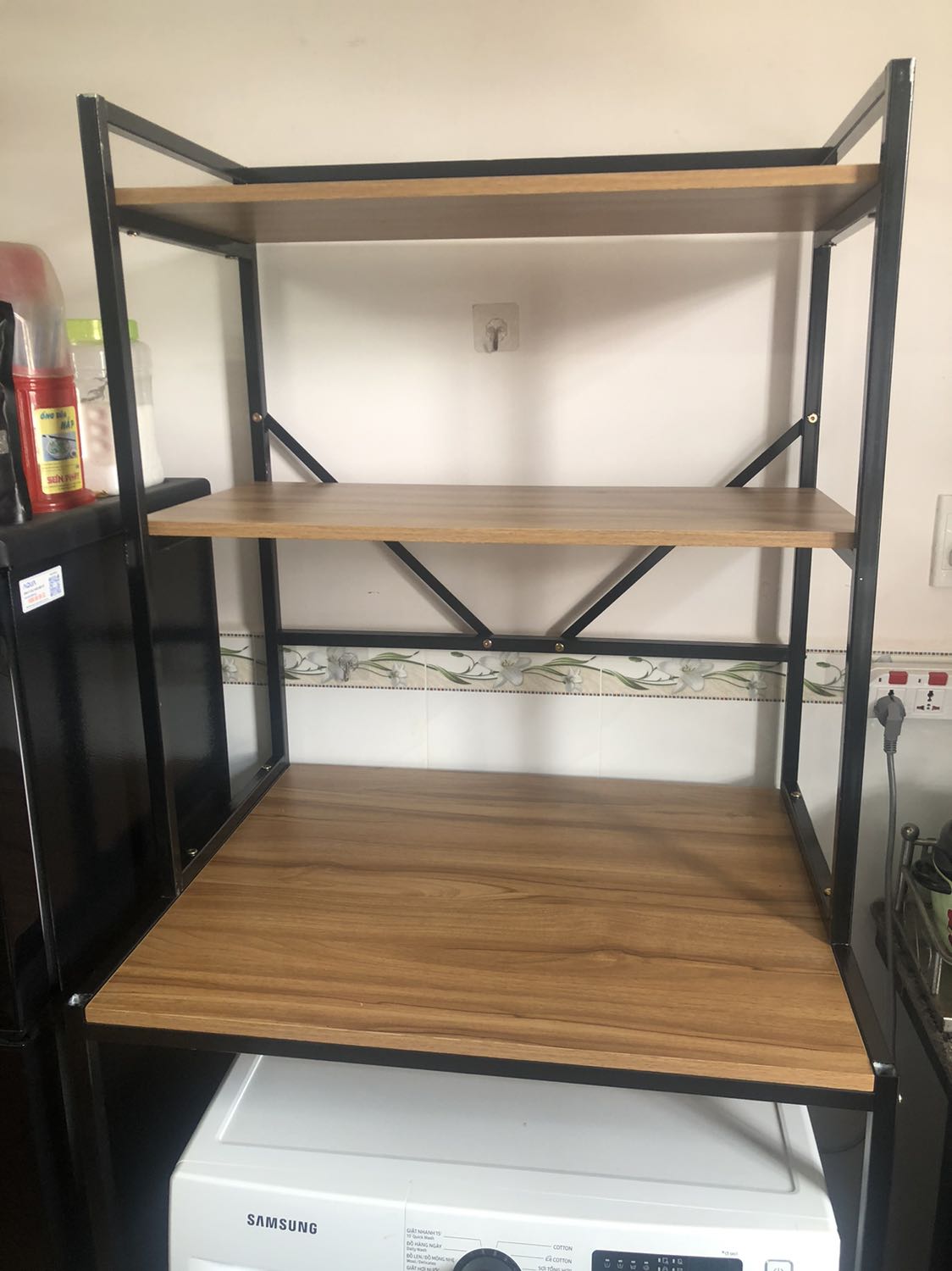 Kệ đẹp.chắc chắn.nhân viên lắp ráp cực kì chu đáo tận tâm.rất đáng tiền để mua.cực kì hài lòng với sản phẩm và thái độ phục vụ.cho shop 5 sao