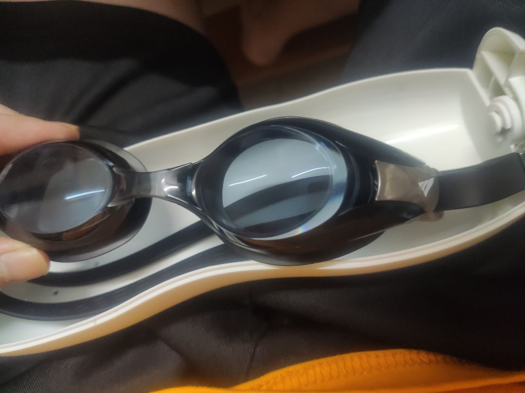 kính xài được, dây êm. lớp anti fog qua ngày 4 vẫn còn tốt, khá ưng. kính cận nhìn rõ, nên mua độ cận nhẹ hơn 1 chút.  có điều 2 phần bên hoàn thiện ko đẹp mắt lắm, có cảm giác rẻ tiền hơn so với giá 400k. kính xài được, dây êm. lớp anti fog qua ngày 4 vẫn còn tốt, khá ưng. kính cận nhìn rõ, nên mua độ cận nhẹ hơn 1 chút.  có điều 2 phần bên hoàn thiện ko đẹp mắt lắm, có cảm giác rẻ tiền hơn so với giá 400k.