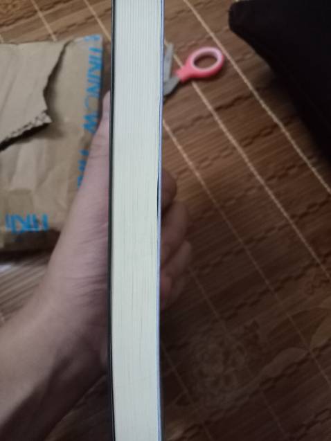 shop giao hàng không có bọc chống sóc, sách bị bẩn và bìa sách bị móp méo. Không hài lòng