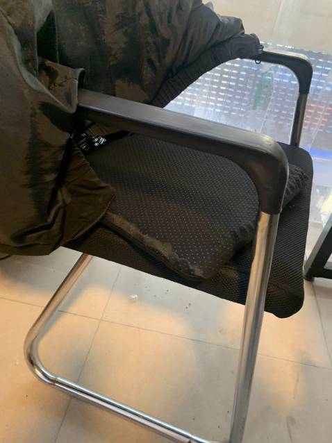 silicon loại này rất mềm chứ ko cứng chút nào, ngồi êm mông, nên mua, sẽ mua thêm cho cả phòng