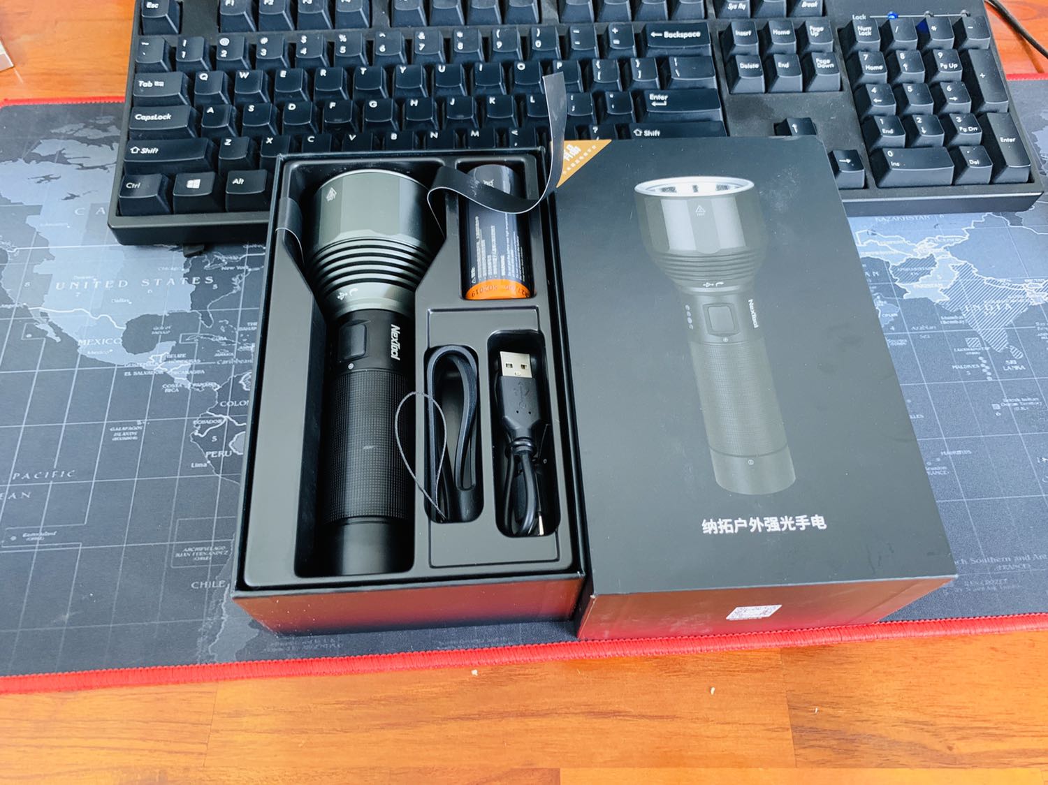 Hàng quốc tế chờ hơi lâu chút nhưng vẫn đúng hẹn. Hộp vẫn nguyên tem niêm phong. Thấy trong mô tả sản phẩm ghi là không kèm pin nhưng mở hộp ra lại có kèm viên pin. Đèn siêu sáng, khoảng cách tầm 50m mà sáng như ban ngày. Cẩn thận không để cho trẻ dùng tự do. Vỏ kim loại cầm chắc chắn, mỗi tội cái kính đèn gõ ộp ộp như bằng nhựa chứ không phải kính cường lực, không biết có bền hay dễ vỡ không. Bật ở độ sáng tối đa tầm 1ph thì đèn nóng ran, cũng dễ hiểu vì công suất cao. 4 đèn báo mức pin tiện và đẹp.