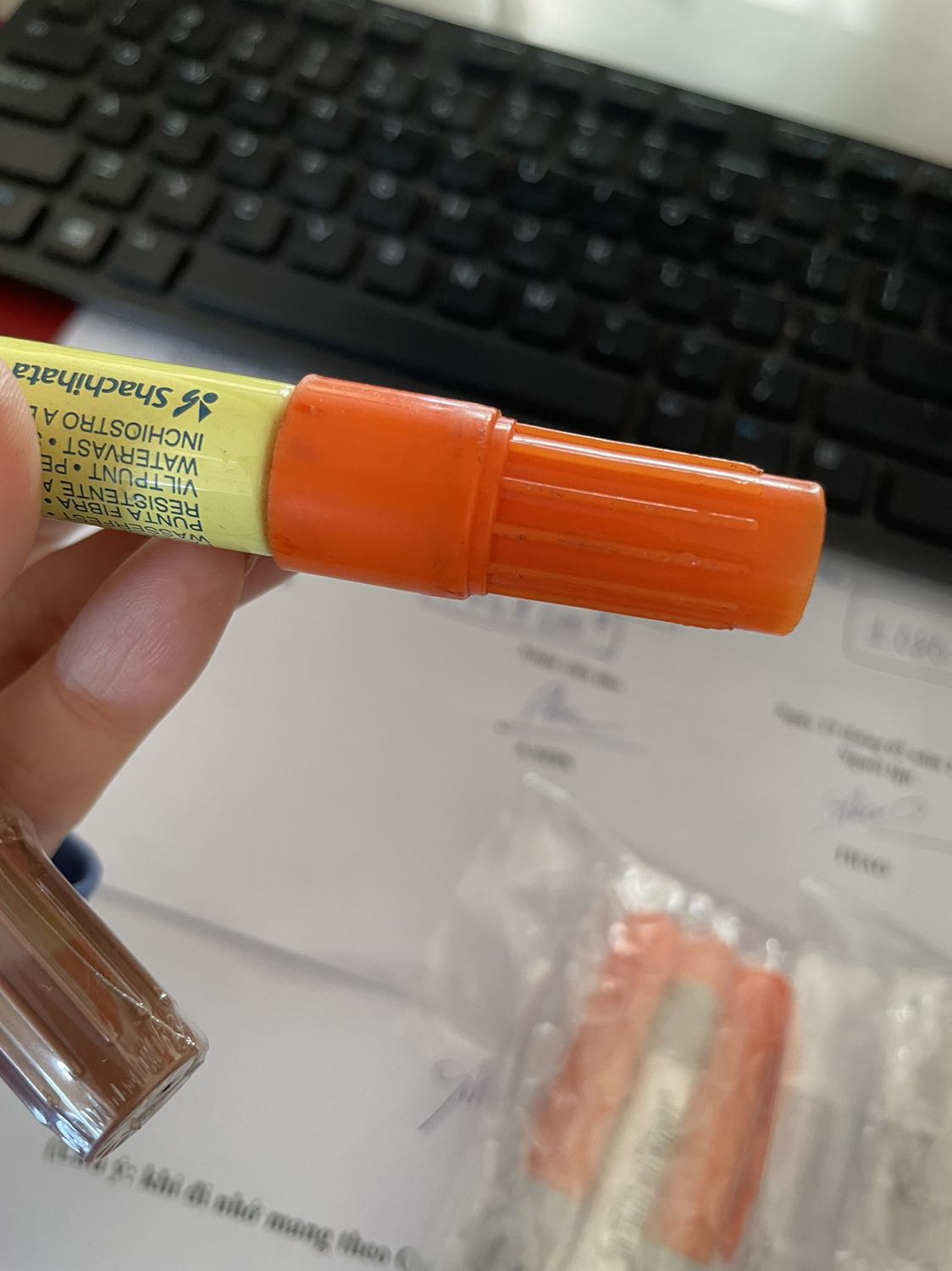 Mua Mấy cây viết mà có cây màu cam nhìn cũ như đã sử dụng rồi vậy á, lem luốt, vỏ cũ,... nói chung khá thất vọng về sản phẩm