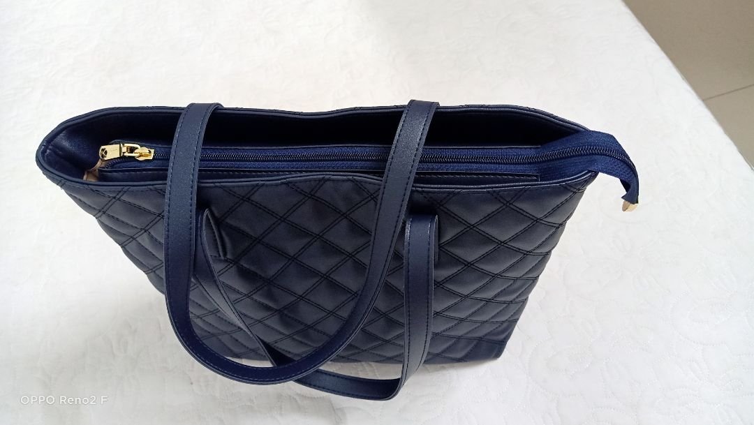 Túi đẹp tuyệt vời luôn, ưng cái bụng, nhẹ cứng cáp, mềm vừa phải, rộng rãi đựng đồ thoải mái, giá cả cũng phải chăng, không bị mắc quá🥰