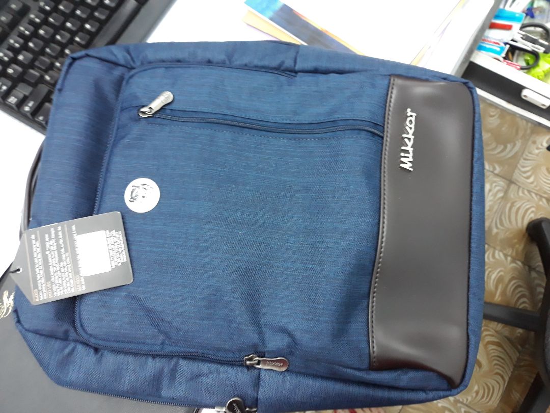 ba lô đẹp, vải tốt dày đúng với giá tiền. nhỏ gọn đựng vừa laptop 13.3 inch. các khóa kéo chắc chắn. hình đúng với thực tế.  ba lô nhẹ. dùng rất thích.