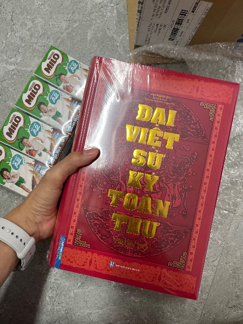 Mình thấy giao hàng khá nhanh, 11:30 đặt thì tầm 13g30 nhận. Đóng gói chỉnh chu và cẩn thận, được tặng kèm 1 lốc sữa nữa. Quyển sách tuy to, dày nhưng cầm nhẹ tay, có thể là vì vậy mà trang giấy hơi mỏng á. Nghe mọi người review là đọc thì uống thêm panadol nên mình cũng không biết có khó nhằn lắm không, thử đọc xem sao ha!