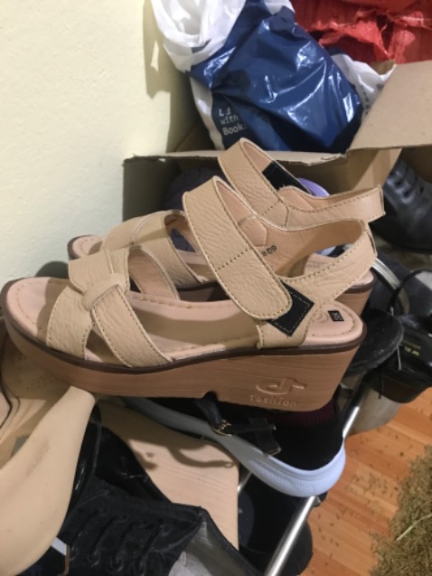 Dép đi êm, nhẹ, thoải mái, nếu mà là đế kếp nữa thì tuyệt. Màu đẹp, đúng như quảng cáo. Giá 300 ổn. Hi vọng sẽ bền.