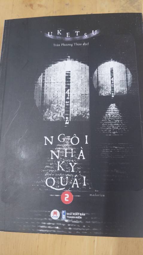 “Ngôi nhà kỳ quái 2” không còn yếu tố mới lạ về cách viết, trình bày và cả nội dung. Không hẳn là một tác phẩm văn học, có thể coi đây là các bải viết đơn lẻ thuần túy mô tả các án mạng hay sự việc kì bí chưa có lời giải. Việc kết nối các câu chuyện này chỉ nhờ suy diễn một cách khiên cưỡng và nhiều chỗ phi logic không thuyết phục được nhiều độc giả.
Một lần nữa  tôi cho rằng nó chỉ phù hợp cho giải trí thuần túy, trong các môi trường truyền thông mới mẻ.