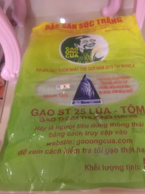 Hạt cơm mềm dẻo vừa phải, thích nhất là mùi thơm khi cơm vừa chín tới, mua được hàng thật vui gì đâu, gì trước đó mình mua chổ khác, nhầm hàng nhái,mà Tiki mua gì …lần nào mình cũng hài lòng, mà  ko biết sao khi cần mua gì… mình lại quên , khi mua trúng hàng giả mình mới nhớ tới Tiki. Cảm ơn Tiki luôn bán hàng chất lượng và chính hãng.