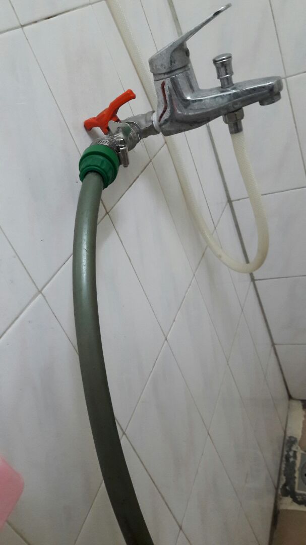 Hàng nhìn đẹp , giao hàng nhanh , phần nối với vòi nước thì tốt , kín ,chặt , tháo lắp thuận tiện , nhưng phần nối với ống nước không kín , không chặt được nên nước phun ra . Nhà sx cần xem lại phần này để kết nối kín hơn . Cần lắp thêm 1 đai khóa ở phần đó thì sẽ kín được .