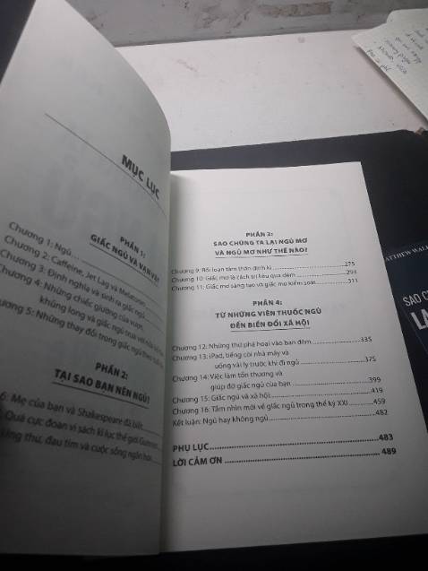 Sách được giao rất nhanh, đóng gói sách kỹ, cẩn thận, siêu ưng ý. Sách rất đẹp đúng nghĩa xịn mịn, có bookmark, bìa bọc bên ngoài. Sách có bị in thừa một tý nhưng không  sao.
Là cuốn sách về giấc ngủ đầu tiên được viết bởi chính một chuyên gia khoa học hàng đầu, giám đốc Trung tâm về Khoa học Giấc ngủ Con người của trường Đại học California, Berkeley, Sao chúng ta lại ngủ trở thành một cuộc khám phá mang tính đột phá về giấc ngủ, giải thích việc chúng ta có thể khai thác được sức mạnh biến đổi của giấc ngủ nhằm làm thay đổi cuộc sống của chúng ta trở nên tốt đẹp hơn như thế nào.
Giấc ngủ từ lâu đã trở thành một trong những khía cạnh quan trọng nhất song lại được hiểu đúng giá trị ít nhất về sự sống, sức khỏe và tuổi thọ của con người chúng ta – cho tới khi xuất hiện sự bùng nổ những cuộc khám phá mang tính khoa học trong hai thập kỉ qua đã bắt đầu soi rọi ánh sáng mới mẻ về chủ đề này.
