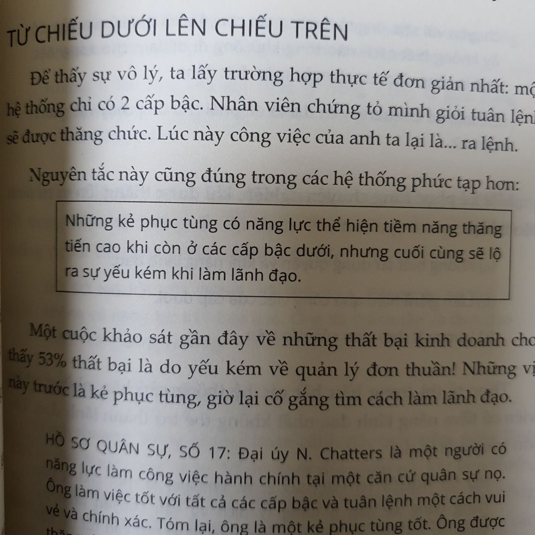 Đây là cuốn sách, nói về nguyên lý của xã hội, Peter theory, trả lời cho một trong những câu hỏi, "Tại sao lại đầy rẫy những người thiếu năng lực đảm nhiệm vị trí quan trọng cần năng lực cao?" Bạn có thể liên đới tới quy luật 80/20 hoặc belt curve.