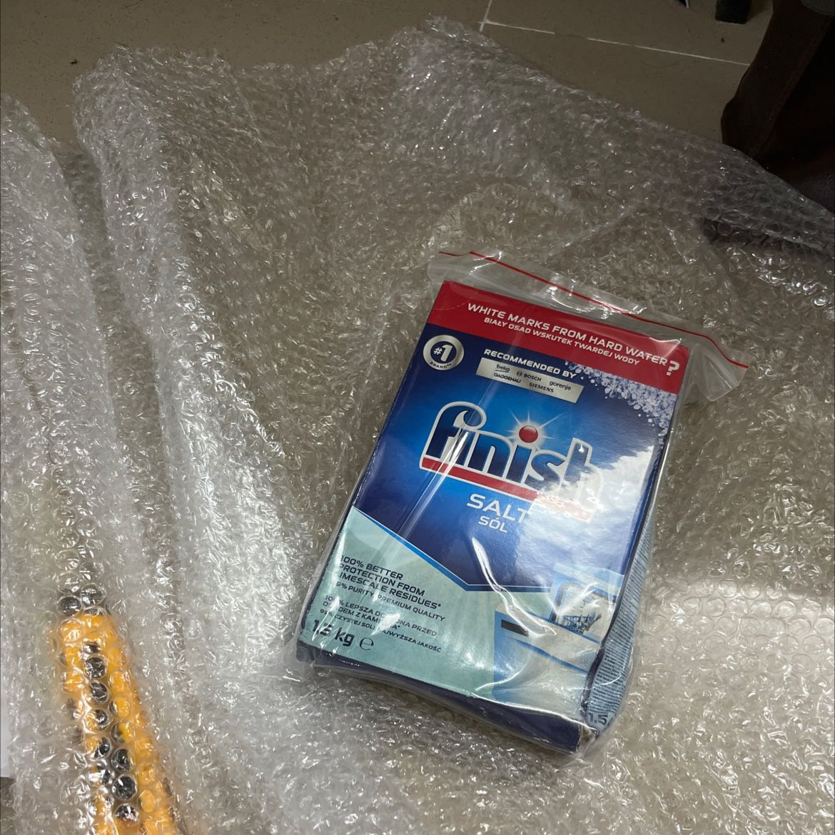 Gói kỹ trong bao sốp, quấn nhiều lần. Có bỏ trong túi zip luôn. Nhưng hộp bị ẩm và bị móp, hở ra ở góc.