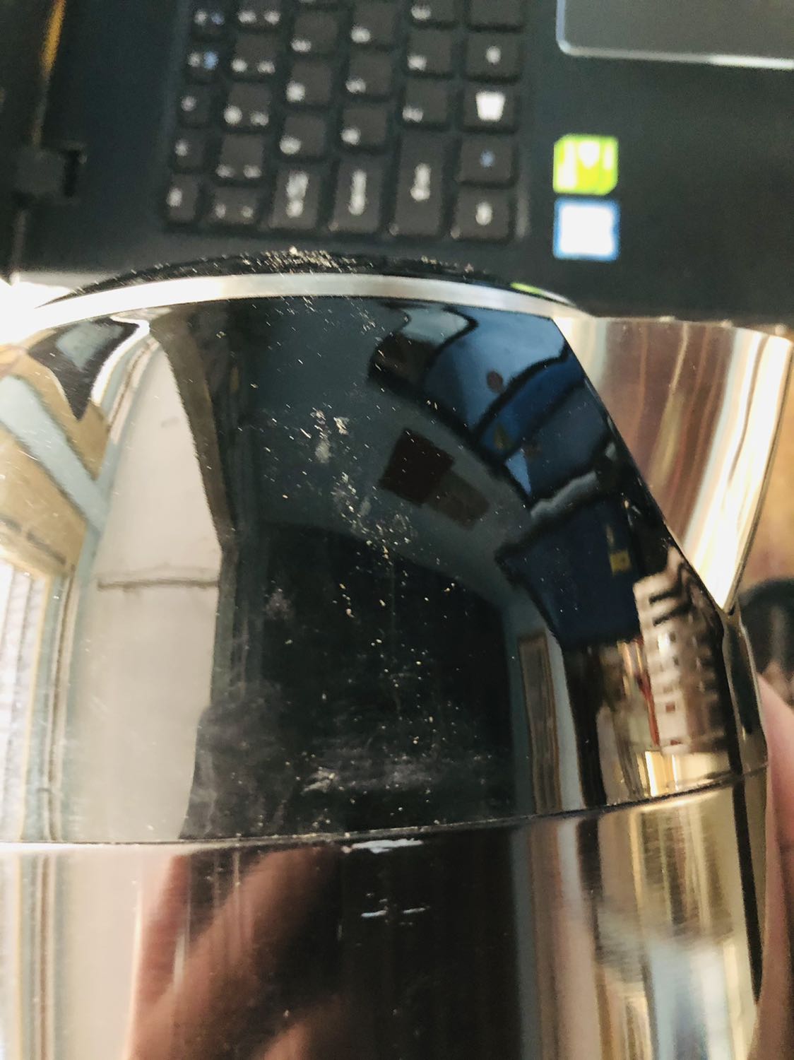 Mua của nhà bán Tiki trading. Lợi dụng lúc dịp gần Tết khách hàng bận rộn kg có thời gian kiểm tra hàng khi shipper giao , 

Khi rảnh rỗi  mở ra kiểm tra thì hết sức bực, cái ấm điện Bên trong kg vô túi nilong như của hãng, mà túi nilong để qua một bên hộp, 
Chứng tỏ shop đã kiểm tra thấy sản phẩm bị lỗi mà vẫn giao cho khách hàng. 

Khi đem cái ấm ra thì mới biết hàng tồn sx tháng 1/2020 , 
Sản phẩm thuộc dạng bị loại, ( hàng lỗi ). 

Phía bộ phận cskh cần loại (thẻ đỏ ngay )những nhà bán, làm mất uy tín của trang thương mại điện tử Tiki. 

Trước *** cũng như vậy nhưng họ đã khắc phục trong năm 2020 , năm 2020 này nay *** đã giật cúp vàng.