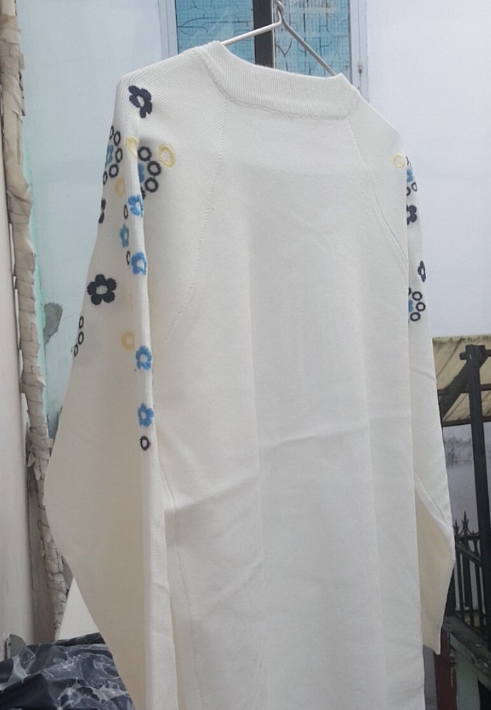 vải đẹp mẫu xinh, màu trắng dễ thương, đường may chuẩn và chắc, rất thich hoa thêu trên tay em nó