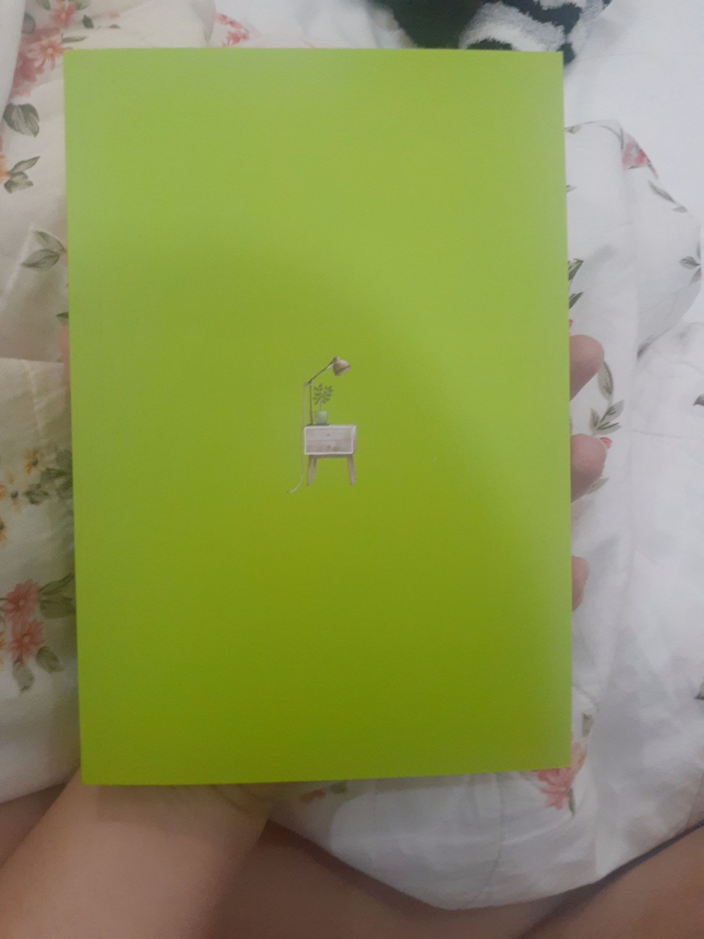 Yêu nhà nói về kiến trúc nội thất. Tác giả Lục Vi đã đưa ra nhiều biện pháp sáng tạo và cụ thể trong việc bố trí phòng ốc. Thường sách kiến trúc toàn nói chung chung nhưng k phải em này nhé. Đáng đọc?