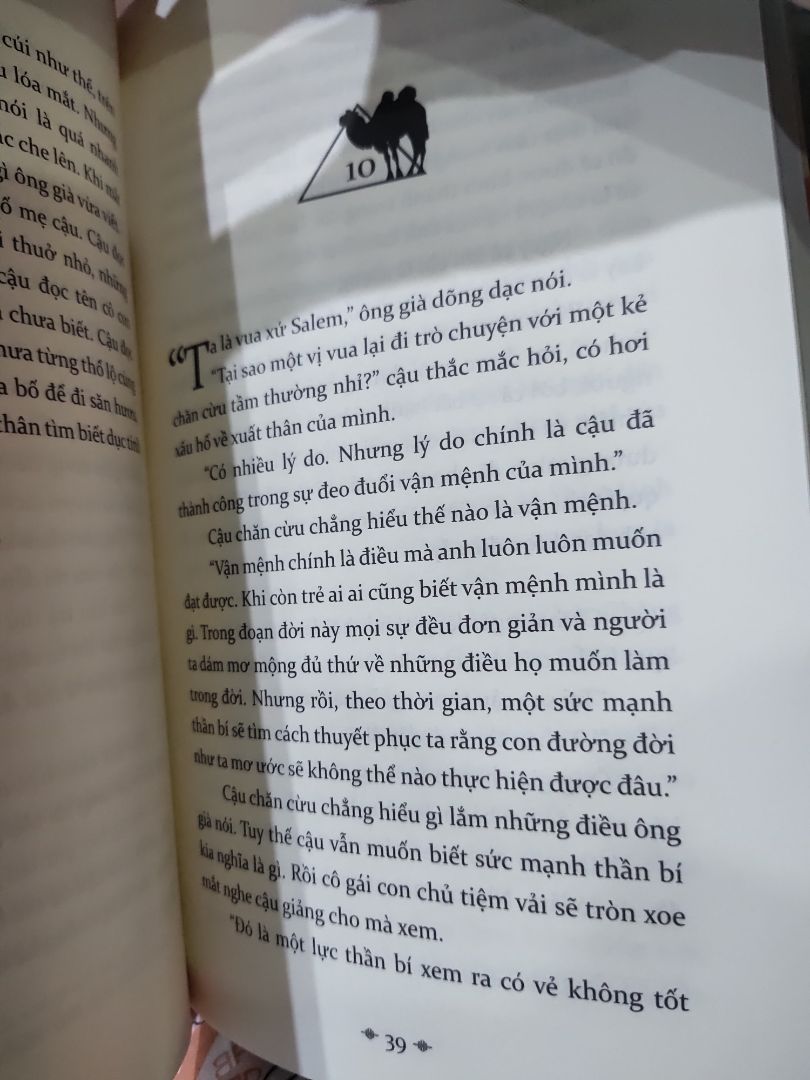 Sách mới không bị hư hao chỗ nào cả. Cảm ơn tiki.
Qua câu chuyện đi tìm kho báu trong giấc mơ mà 2 lần cậu chăn cừu mơ thấy đã dẫn ra cuộc hành trình theo đuổi giấc mơ và vận mệnh của cuộc đời mình. Nội dung sách thì theo mình là súc tích, nên cảm nhận và thấu hiểu bằng con tim của mỗi người, giống như cậu trai chăn cừu lắng nghe con tim mình vậy.
"Rồi khi anh quyết chí muốn điều gì thì toàn vũ trị sẽ chung sức để anh đạt được điều ấy"
