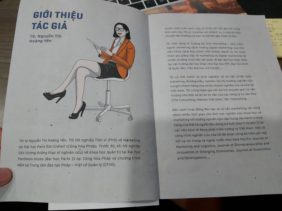 sách hay, nội dung logic, trình bày dễ hiểu và có case đi kèm . thực sự mình là 1 ng kén chọn khi tìm sách đọc nhất là sách của các tác giả Việt Nam nhưng khi cầm trên tay cuốn sách này mình đã thực sự bất ngờ.  
cuốn sách đem lại cho mình 1 cái nhìn mới, cách tư duy khi muốn bán một thứ gì đó cho khách hàng nhất là sản phẩm của mình lại là dịch vụ - một thứ vô hình.  
highly recommend cho ai định kinh doanh các loại hình dịch vụ như nhà hàng hoặc quán cafe.....