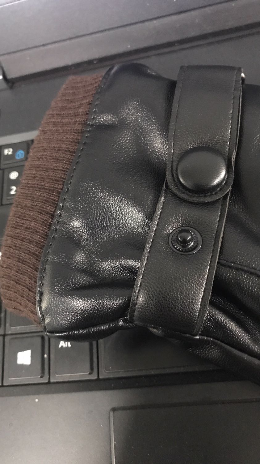 Găng tay quá chất quá đẹp luôn. Da rất mềm và co giãn rất tốt. Đeo ấm thôi rồi luôn. Lớp lông lót bên trong tạo cảm giác ấm mà rất dễ chịu. Cảm ứng điện thoại vuốt vèo vèo không phải nghĩ ngợi luôn. Hàng tốt giao nhanh đanhs giá 5 sao ủng hộ shop.