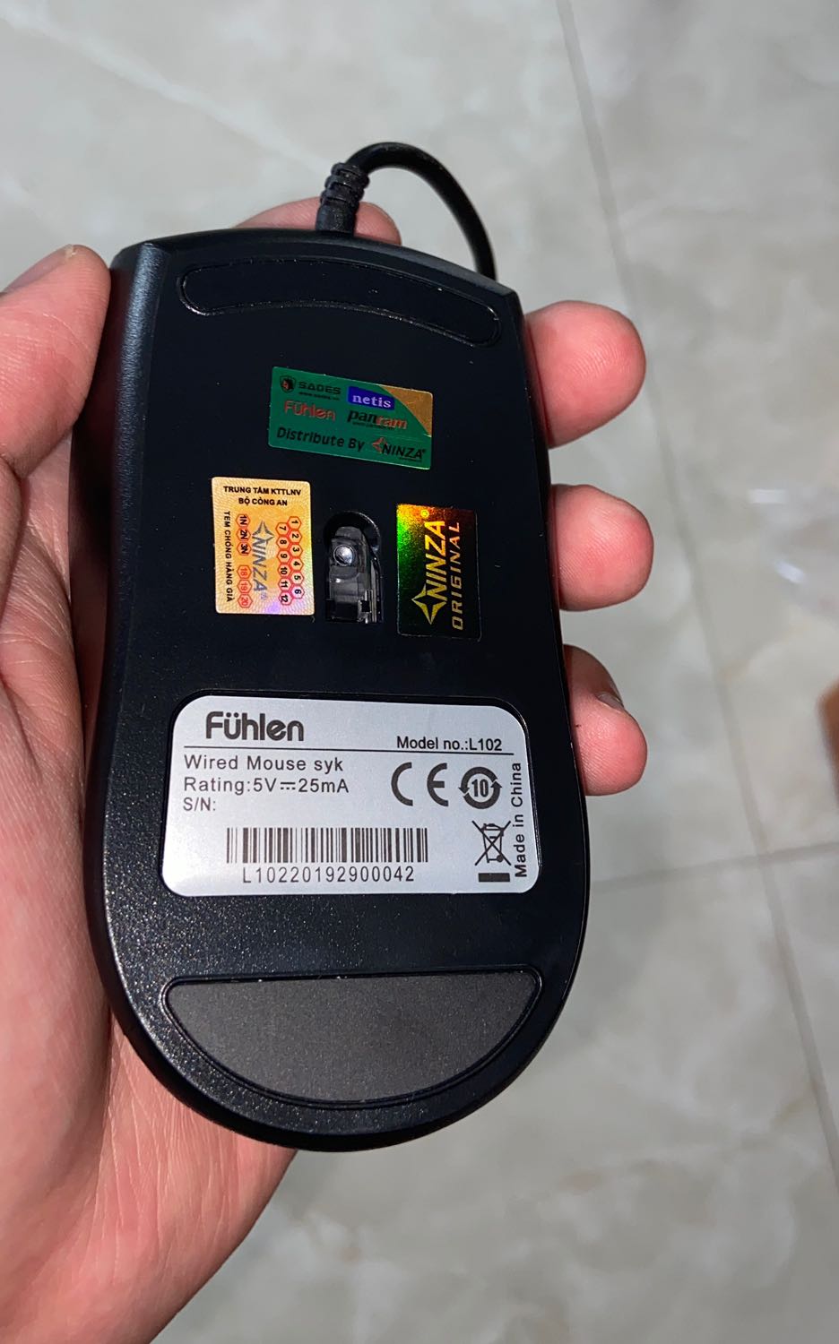 Vỏ hộp móp méo, chắc là do bên vận chuyển. Sản phẩm tương ứng với giá tiền. không biết là do mẫu mã hay là do con chuột k có đệm cao su. Hai cái pad kia là nhựa cứng. Bền hay không phải sử dụng mới biết được.