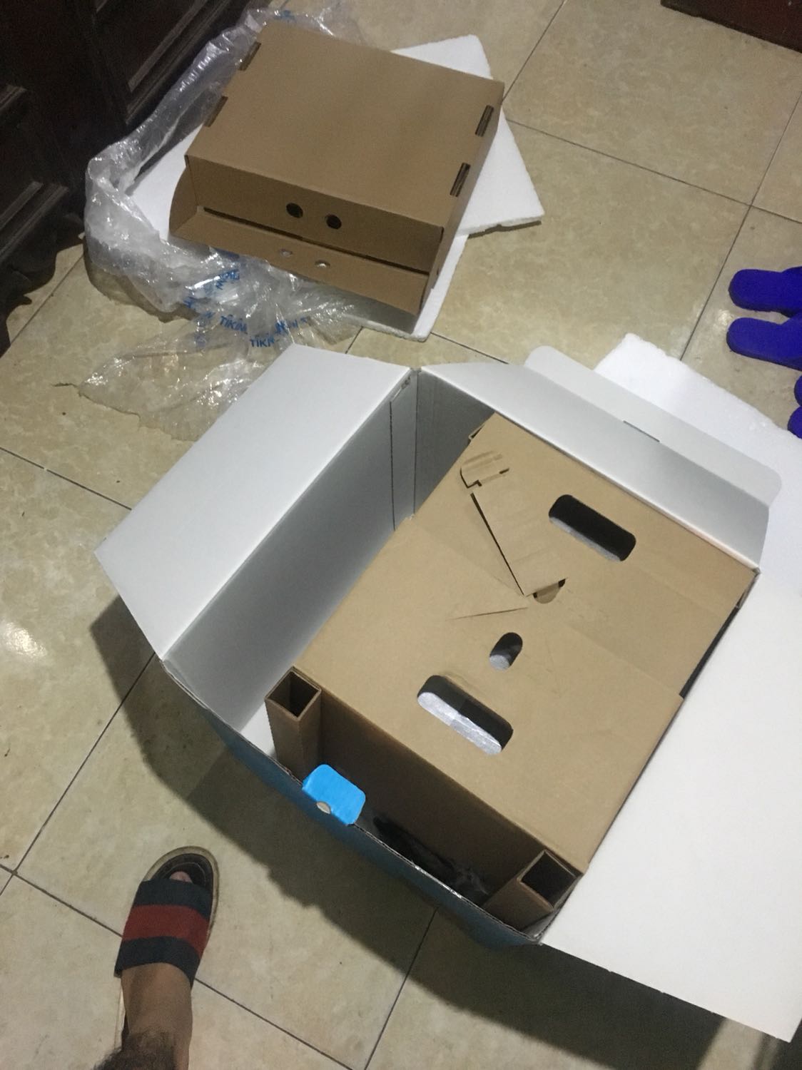 Đặt hàng 19h tối hôm trc 10h30 trưa hôm sau nhận đc hàng luôn. Quá nhanh quá nguy hiểm, tiki đóng gói bảo quản rất là ok... Ngồi hí hoáy tiếng đồng hồ mới sắp sếp từng vị trí loa một sao cho hợp lý, cuối cùng là *** nghe phê *** lồi. Đắn đo suốt 6 tháng rồi mới giám mua đấy ^.^ Đáng đồng tiền lắm, cho tiki 5 sao về độ quá nhanh quá nguy hiểm ???