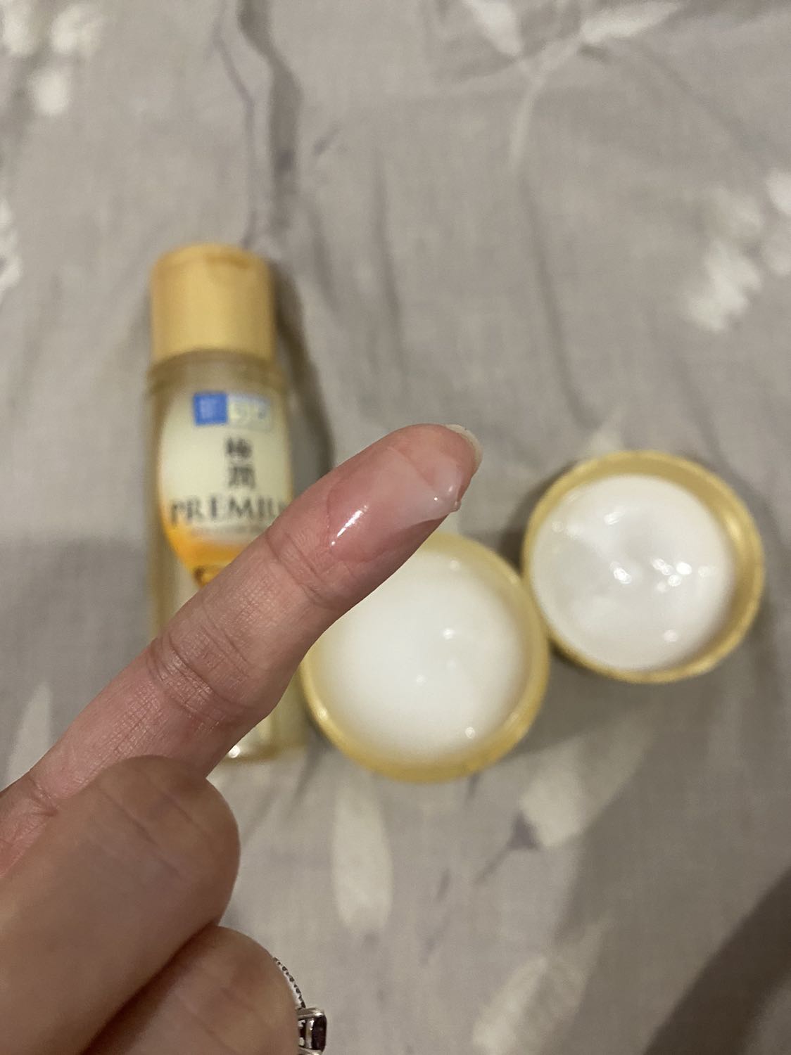 Da mình khô và ngứa nhưng bôi 2 sản phẩm này thấy dịu hẳn và hết đỏ, tuy nhiên vẫn hơi nhờn trên da nhưng mìn cũng k để tâm nên k sao cả. Giá quá rẻ cho 1 sản phẩm tốt.