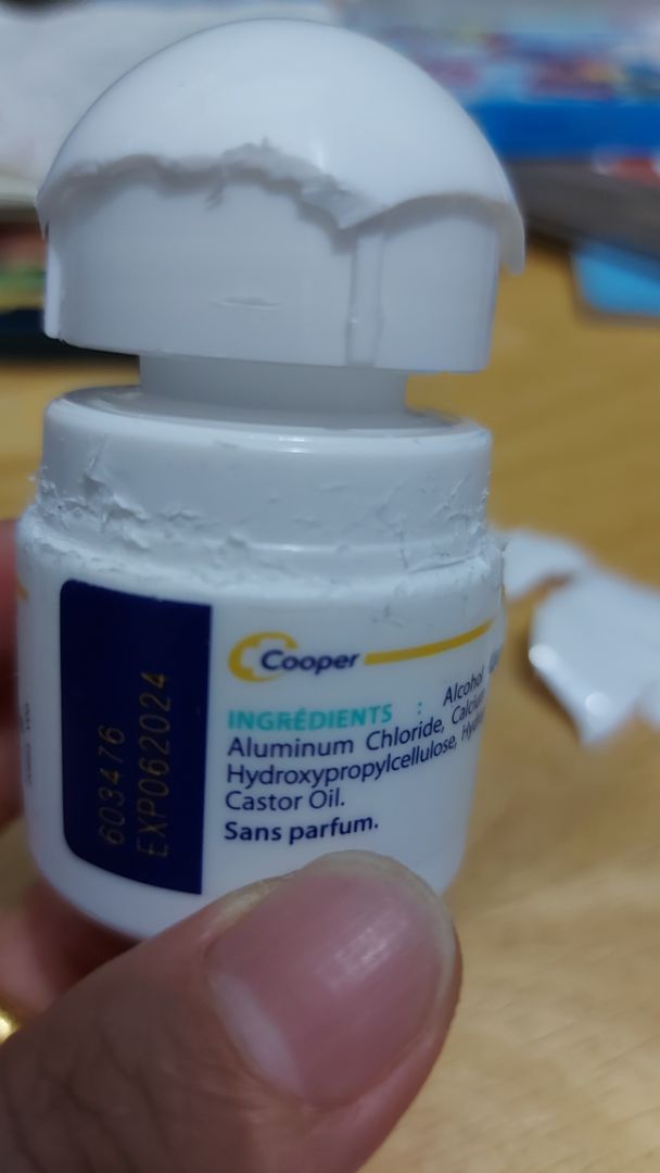 loay hoay mãi ko thể mở nắp đành lấy dao cạy nắp.thấy nắp bị gắn với chai bằng keo dán sắt.ko biết tại sao lại bị như vậy shop giải thích dùm.nói sx pháp nhưng thực tế sx tại đan mạch