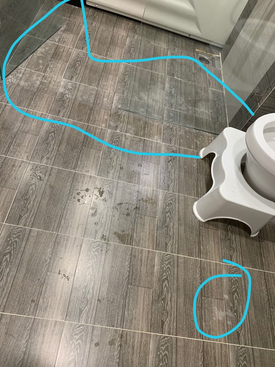 Dùng ok sạch sáng mà bên giúp việc họ lau bị rơi ra nền gạch ko bị hư loang lổ như nấm mốc ko biết làm cách nào đánh sạch đc shop ơi