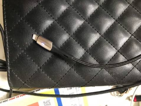 Mẫu mã không chê vào đâu được. mình  sạc chung với củ sạc baseus bao nhanh, 2 đầu sạc bằng hợp kim rất cứng cáp. oke về giá. Đóng gói đẹp, Tiki giao hàng nhanh