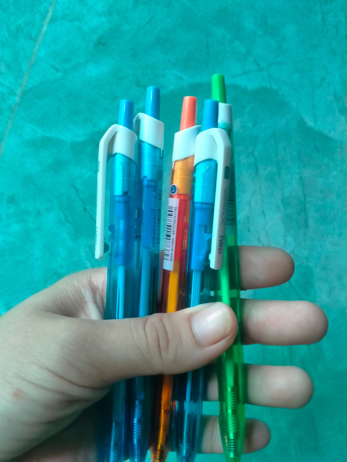 Bút viết êm, mực ra đều lắm nha, không bị lem mực, mua hôm bữa sale được 10 cây giá ok lắm á, mà đưa cho mẹ hết 5 cây rồi nên trong hình có 5 cây chứ không phải shop gia thiếu đâu nhe