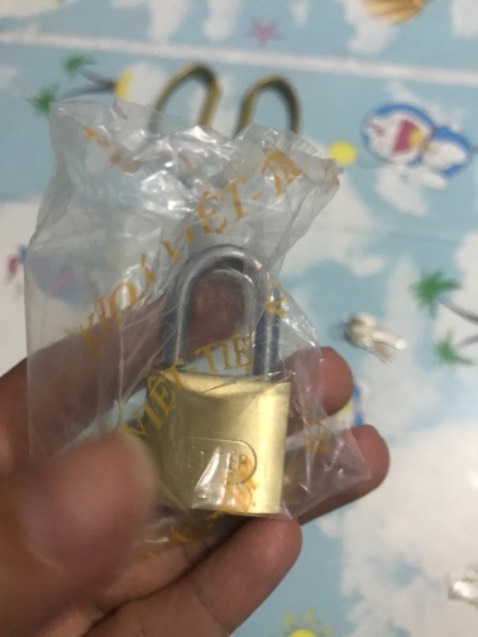 Chụp cho to rùi làm khách hàng tưởng to. Lười đổi trả nên dùng làm khoá càng chứ khoá này mà khoá cửa gì. Chất lượng khoá có tốt vẫn cho 3 * về việc để hình và ghi thông tin hok đúng. Mua để khoá cửa mà đúng mất thời gian. Làm ơn chụp hình đúng kích cỡ và ghi rõ khoá làm gì cái. Cái này là khoá càng chứ hok khoá nổi cửa đâu nhé. Quá nhỏ