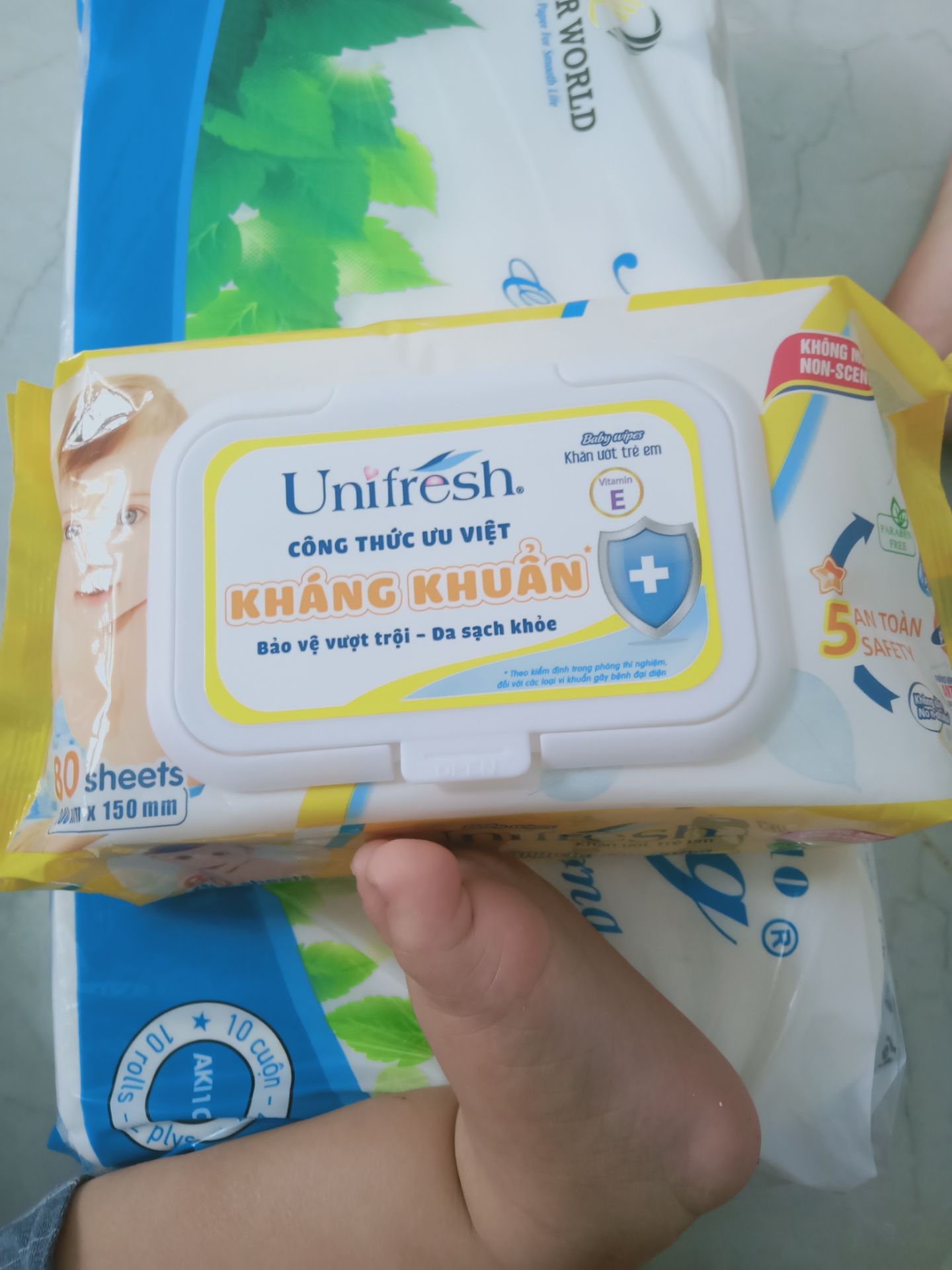 Giao hàng nhanh, khăn giấy có mùi nhưng mùi dễ chịu lắm. Khăn mềm mại, thích hợp da em bé. Giá rất hạt dẻ, nhất định sẽ quay lại mua hàng lần sau