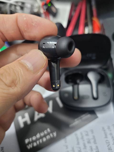 Thiết kế đẹp, chất âm tôt. Tuy nhiên cái của mình lôi, pin 1 bên tai thì phải, nghe được lúc lại tắt