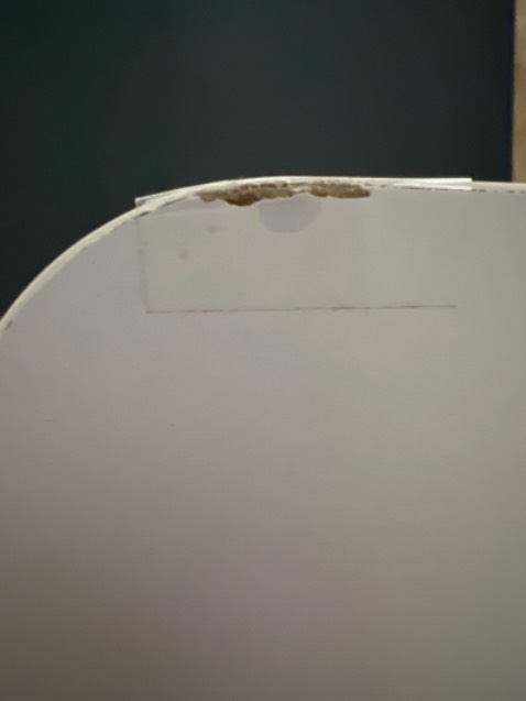 Thiết kế đơn giản, đẹp mắt tuy nhiên phần chân bàn không tốt, bàn dễ bị lung lay không chắc chắn.
Mép bàn khi giao bị sứt :(