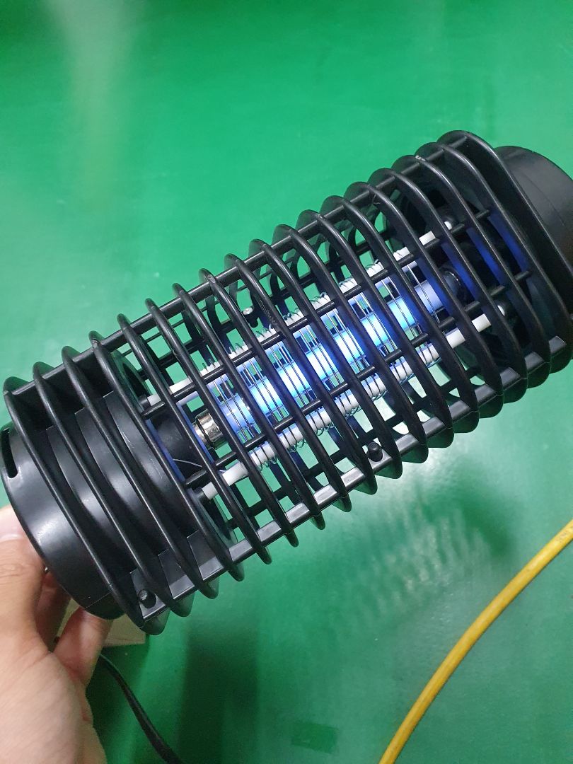 Đồ thủy tinh mà Điện Quang gói vậy đó. Bóng sáng yếu lắm nha, và còn chớp chớp giực giực nữa.