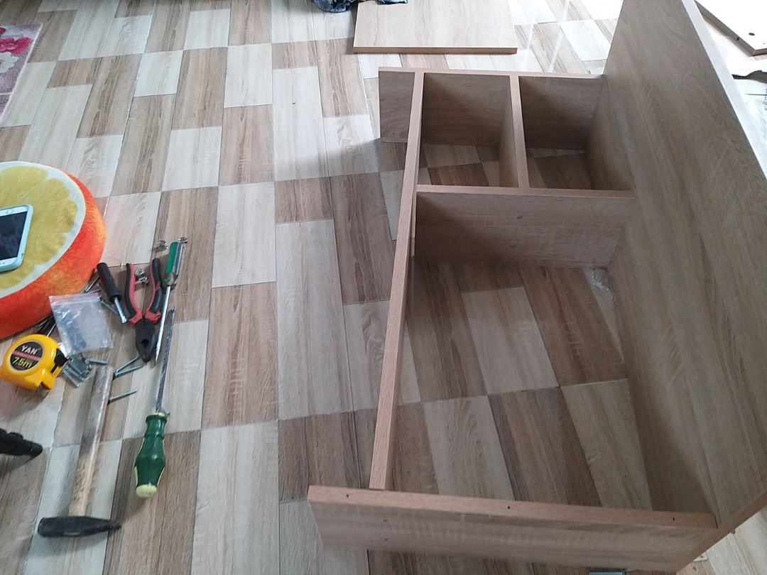 Hàng y hình, không quá khó để lắp. Mình vặn bằng tay nên loay hoay 1 tiếng mới xong , lưu ý cho các bạn có 4 nút trắng để đóng vô phía dưới mặt bàn các bạn cứ đóng mạnh tay là được. Mình làm lần đầu ko dám đóng nên siết ốc vô rồi phải gỡ ra Hàng y hình, không quá khó để lắp. Mình vặn bằng tay nên loay hoay 1 tiếng mới xong , lưu ý cho các bạn có 4 nút trắng để đóng vô phía dưới mặt bàn các bạn cứ đóng mạnh tay là được. Mình làm lần đầu ko dám đóng nên siết ốc vô rồi phải gỡ ra