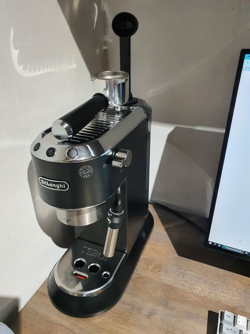 Nhỏ hơn tưởng tượng 1.5 lần. Chỉ vừa cái ly cao bằng tờ giấy note thôi. Tuy nhiên máy xịn xò chắc chắn. cafe ngon hay ko phụ thuộc vào cafe chứ máy ko làm cho cafe ngon hơn ạ.