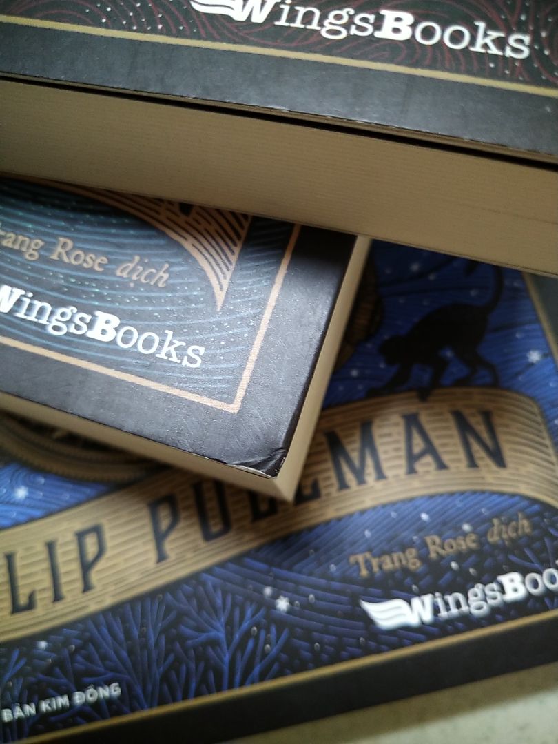 Mua trong đợt sale 30/04 nên đc deal cũng khá tốt nhưng bù lại sách ko có màng co nên bị quăng góc và khá bụi. Giao hàng nhanh dù trong Lễ, mình ở nội thành nên mới đặt hôm qua mà nay đã nhận được rồi.