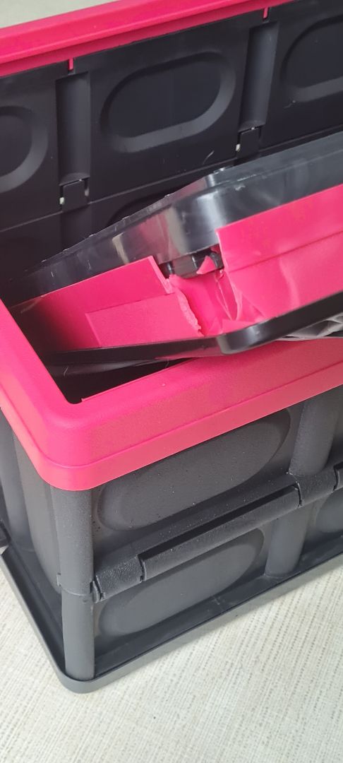 Vừa nhận hàng. Mở ra khử khuẩn và kiểm tra thấy một cái bị vỡ góc. Hàng bọc ni *** kỹ càng mà không tìm thấy mảnh vỡ nào. Không muốn nghĩ oan cho shop. Gửi ngay hớn hở ảnh để Tiki và shop suy nghĩ nhé!