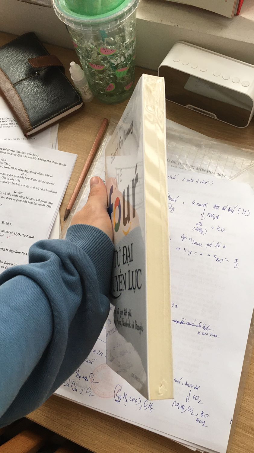 Mình chưa đọc nhưng rất hài lòng về dịch vụ ^^. Hàng giao rất nhanh, 2 ngày đã có rồi. Hơn nữa còn được đóng gói cẩn thận, không bị bong tróc cong hay nhăn.